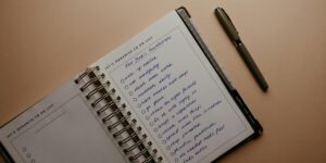 직장인이 책상에 앉아 목표 설정 방법을 기록하고 있는 모습