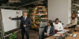 직장인이 성장형 마인드셋을 실천하며 노트북에 계획을 적고 있는 모습