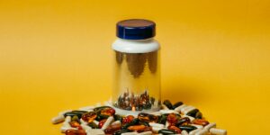 환절기 면역력 관리를 위한 비타민과 건강 영양제가 놓인 테이블