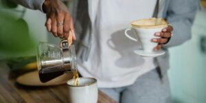 아침 루틴 만들기를 실천하는 사람이 창가에서 커피를 마시며 하루를 시작하는 모습