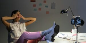 카페에서 음료를 마시며 휴식하는 직장인의 퇴근 후 시간 관리