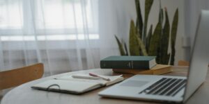 직장인 맞춤 학습법을 실행하는 정리된 책상 위의 노트와 펜