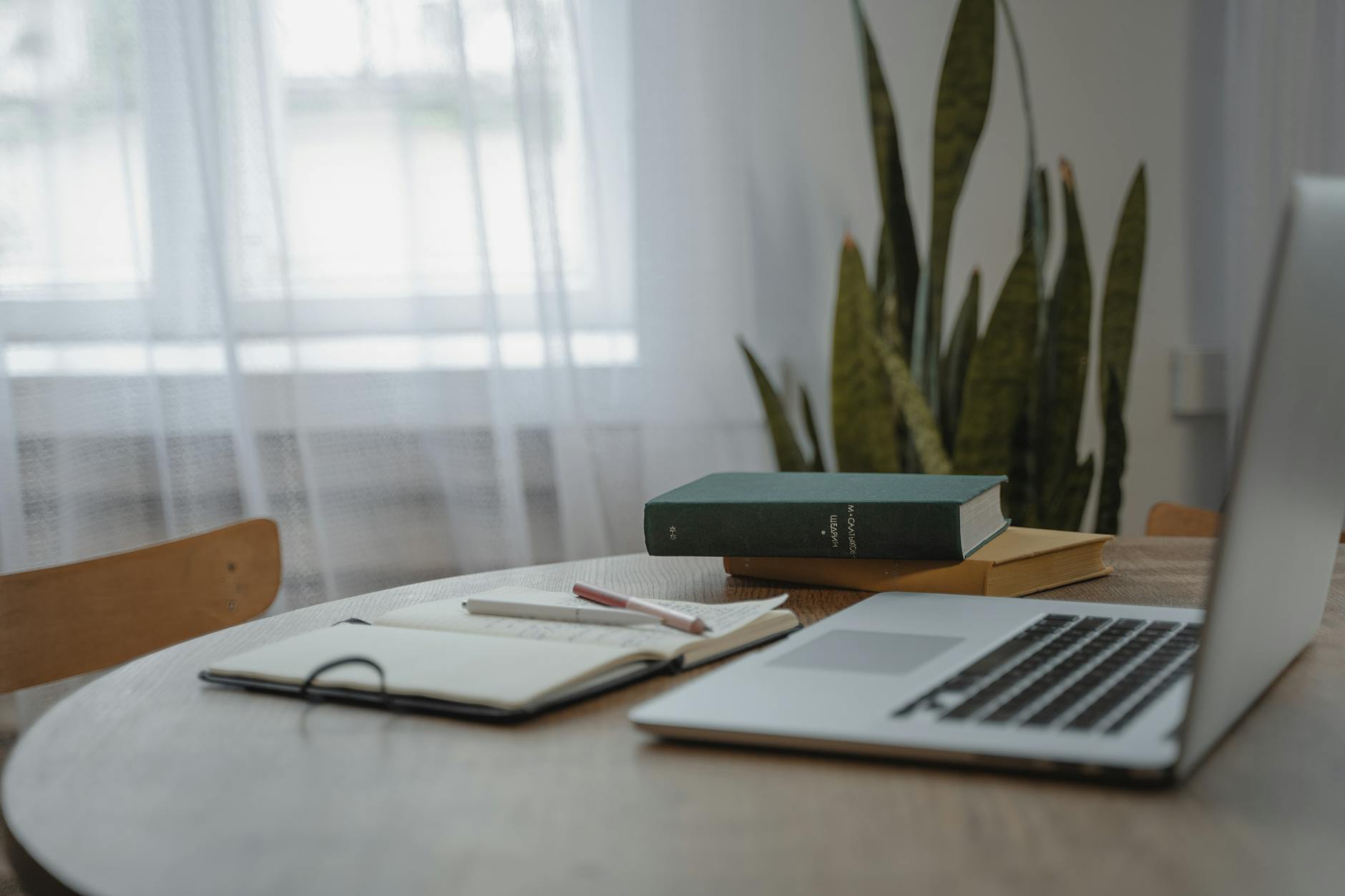 직장인 맞춤 학습법을 실행하는 정리된 책상 위의 노트와 펜