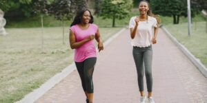 여성 건강 수명 남성보다 긴 이유를 보여주는 다양한 연령대 여성들의 건강한 야외 활동 모습