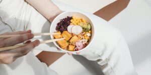 직장인 점심 식단 관리를 위한 영양 균형잡힌 도시락으로 계란, 현미밥, 브로콜리가 담긴 모습
