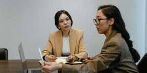 직장인 커뮤니케이션 스킬을 높이기 위해 회의 중 경청하며 메모하는 직장인의 모습