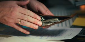 직장인이 월급 기준 건강보험료 계산을 확인하고 있는 모습