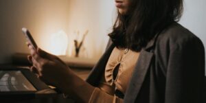 직장인 자세 교정을 위해 책상에 앉아 올바른 자세를 유지하는 남성 직원의 모습