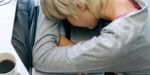 직장인 수면 루틴을 위해 침실 환경을 최적화하고 있는 모습