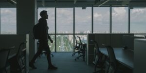 퇴근 후 산책하며 세라토닌 분비를 늘리는 직장인의 모습